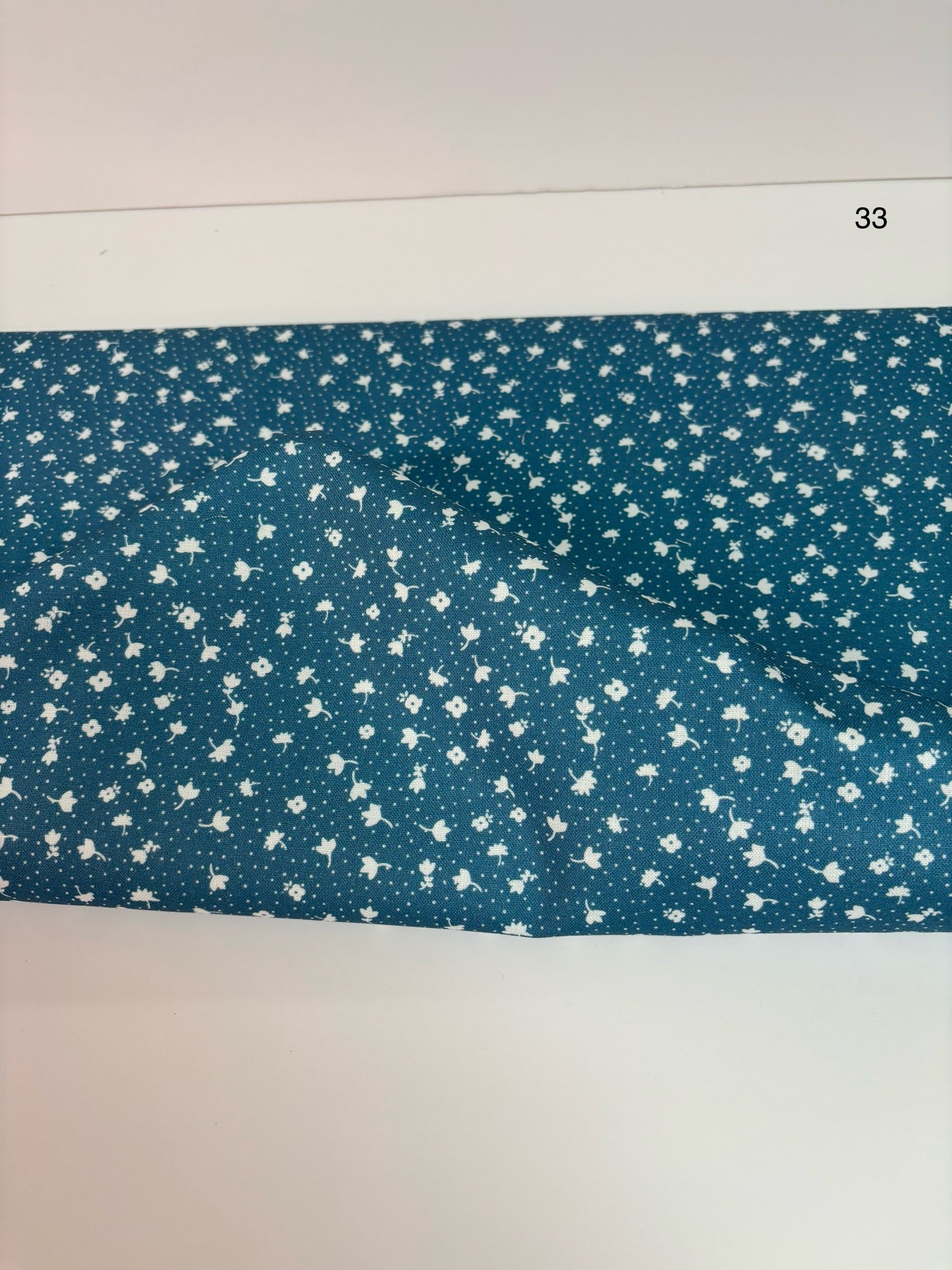 Coton fleurs blanches, fond bleu paon