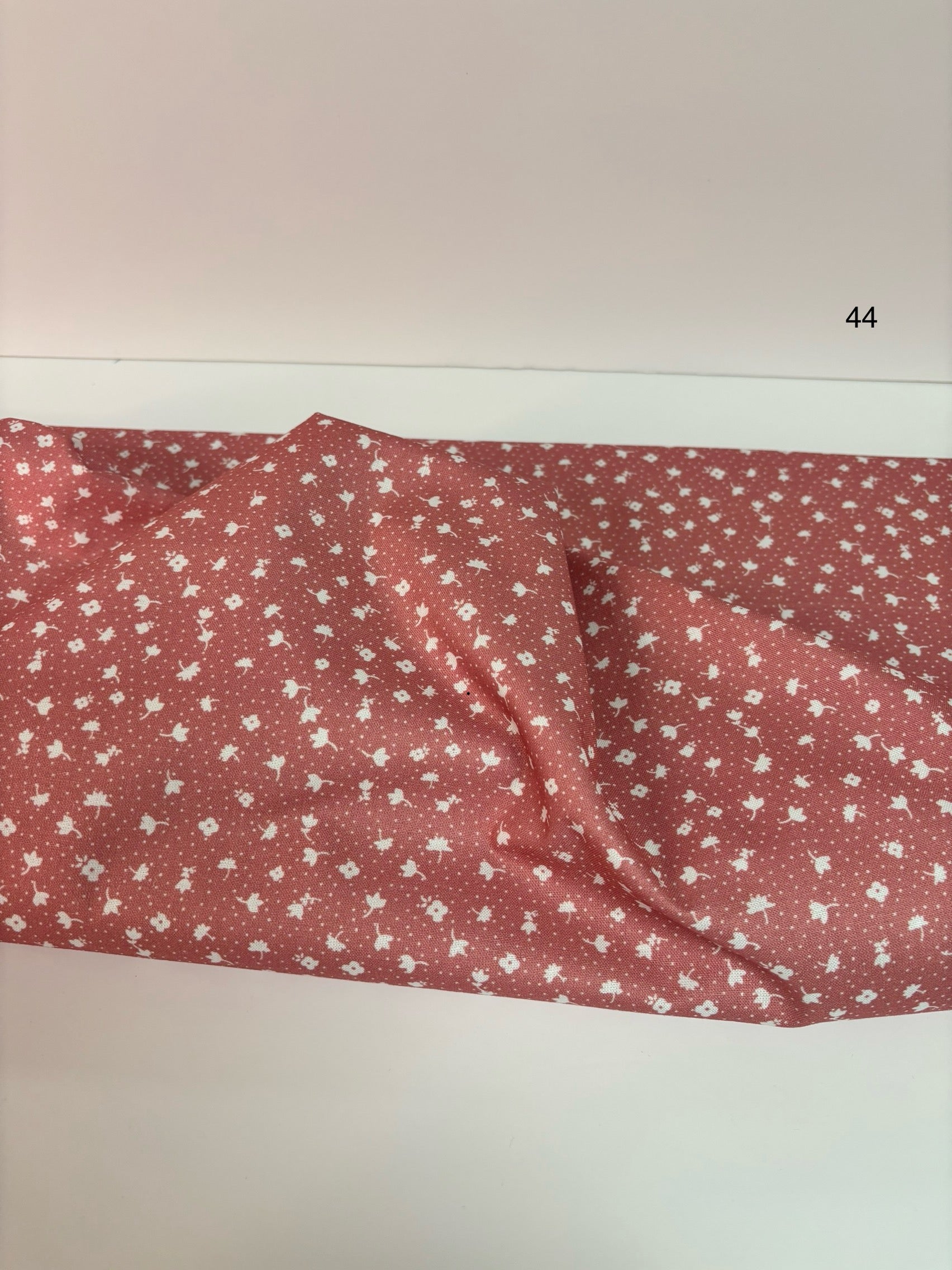 Coton fleurs blanches, fond rose dragée