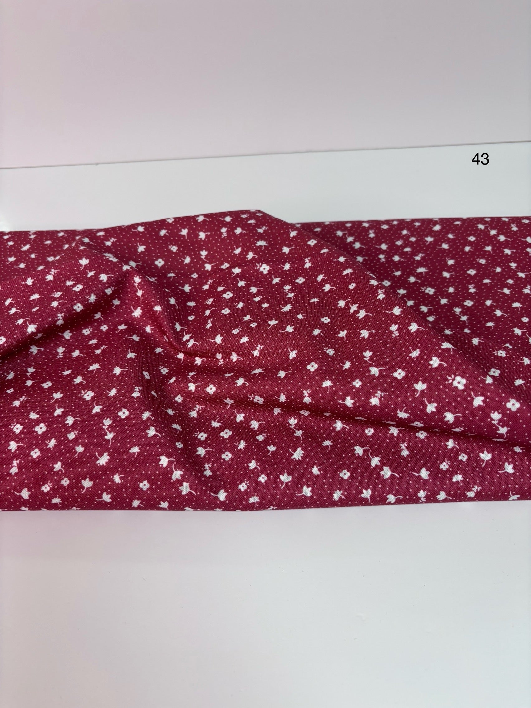 Coton fleurs blanches, fond framboise