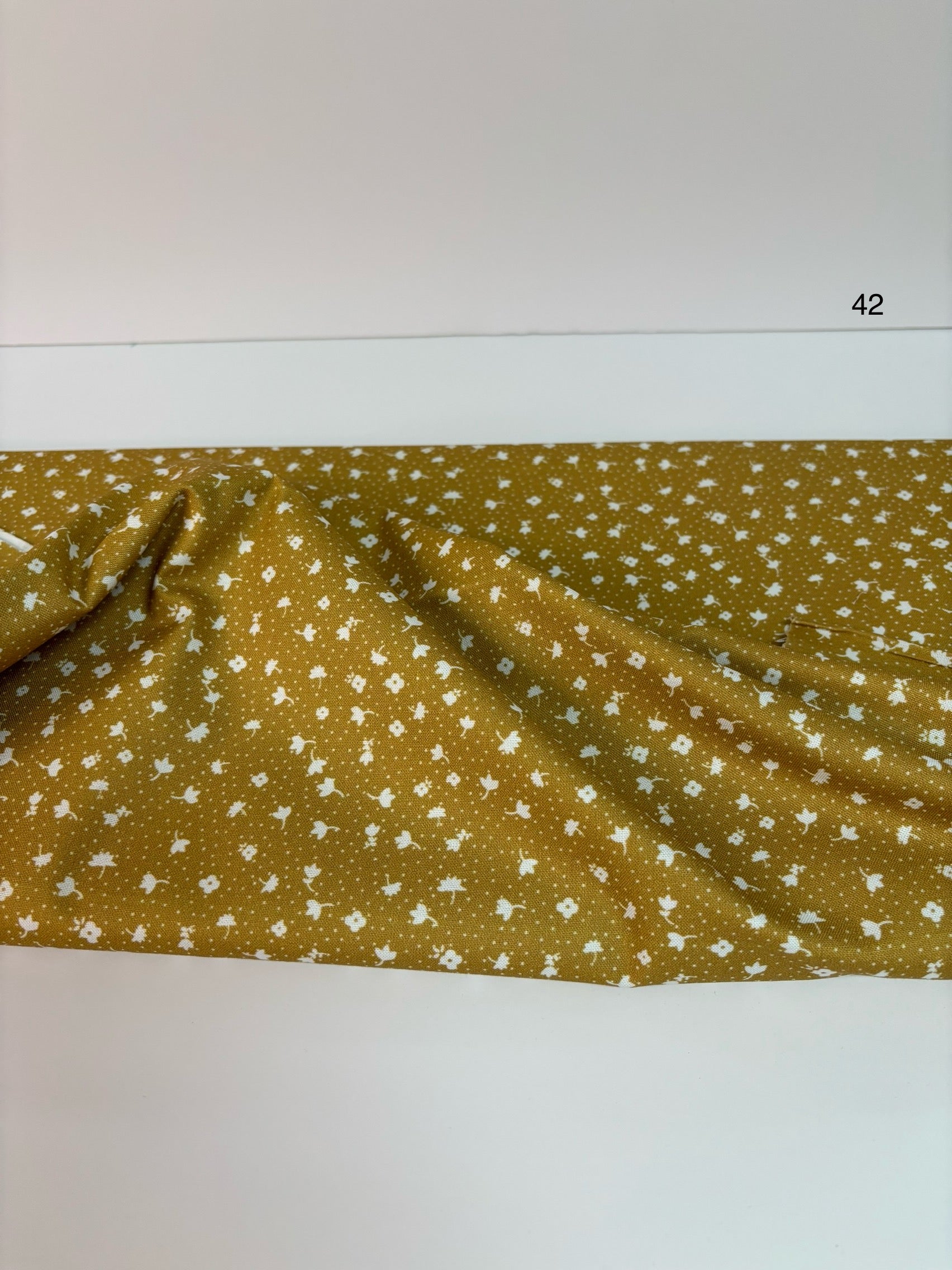 Coton fleurs blanches, fond moutarde