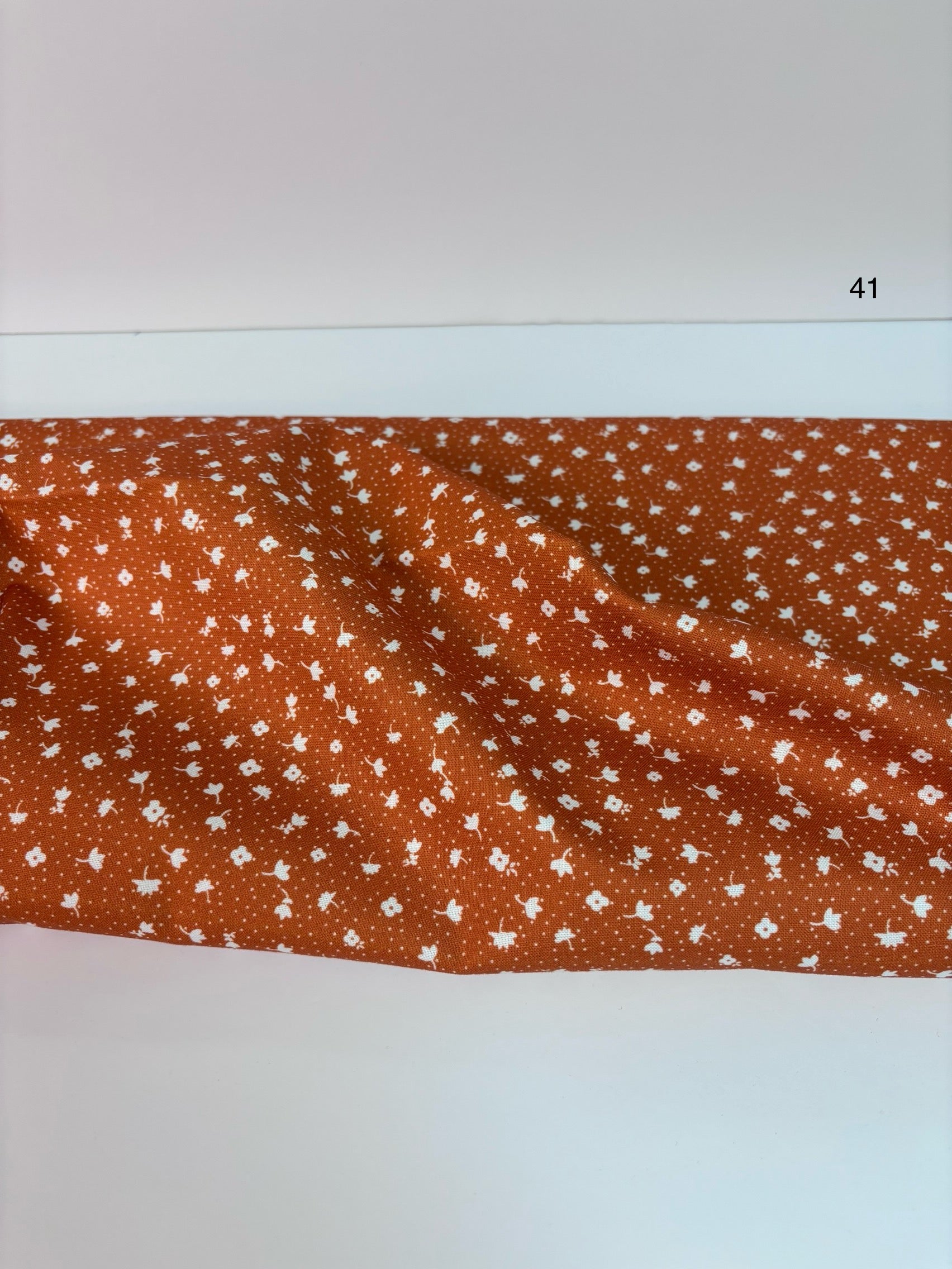 Coton fleurs blanches, fond citrouille