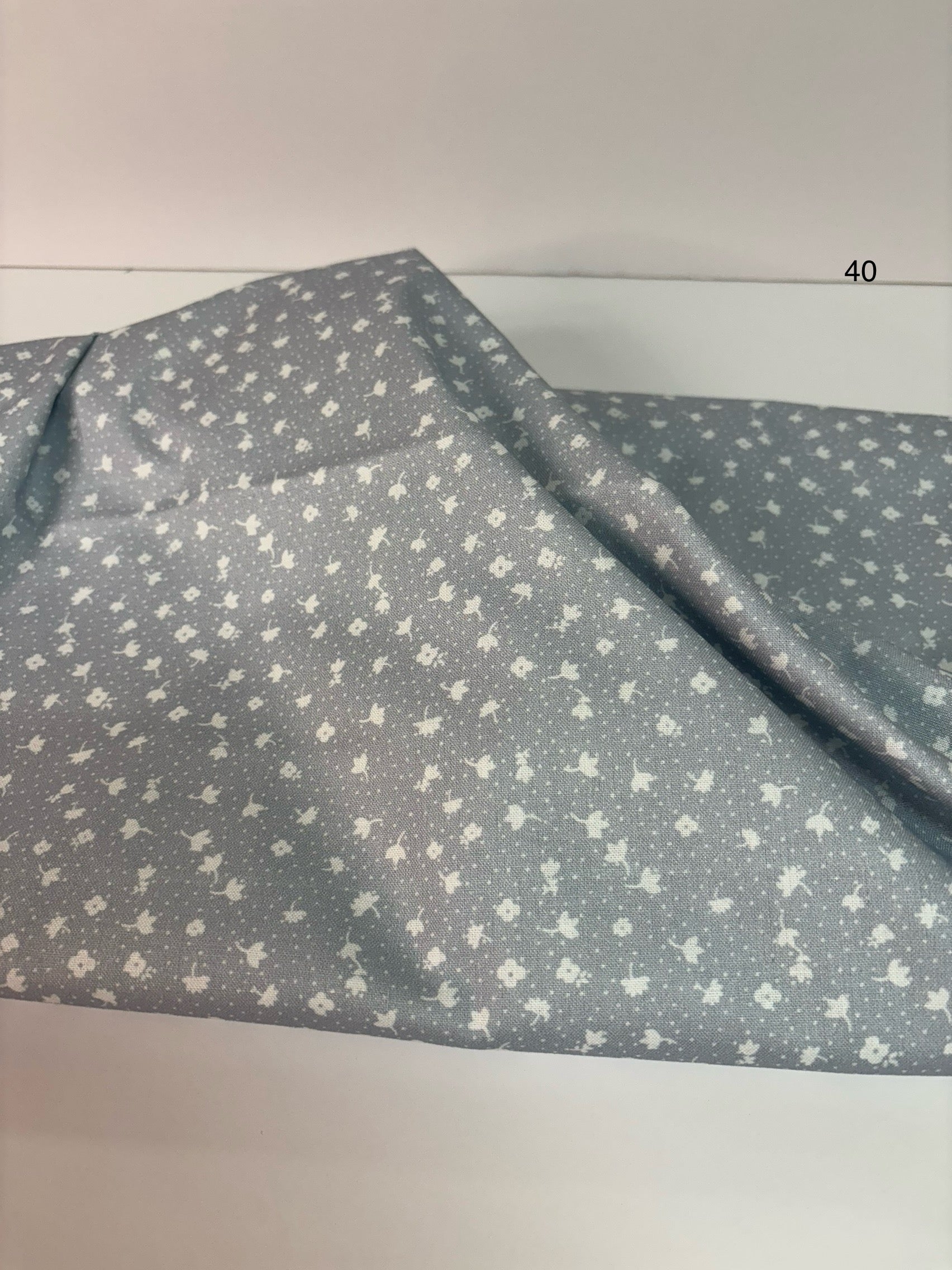 Coton fleurs blanches, fond gris pâle